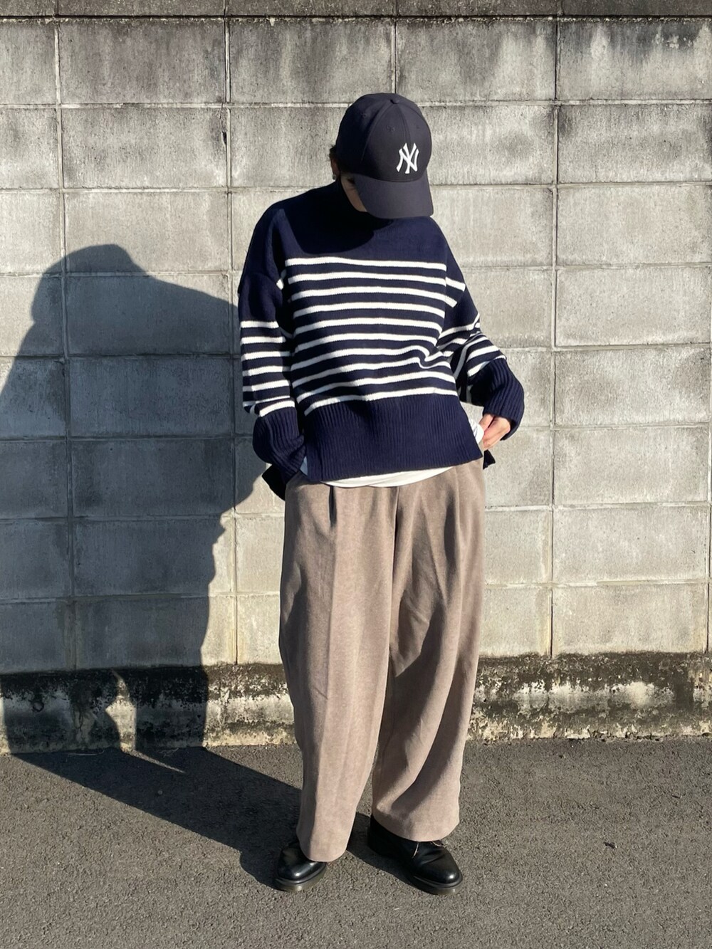 ブルー系のニット/セーターを着用したレディースの冬コーディネートの2枚目の写真