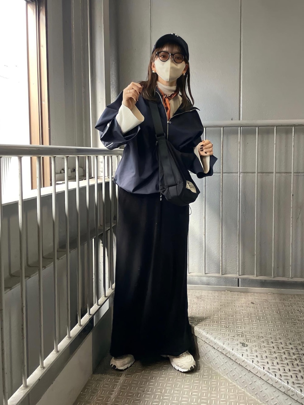 ブルー系のシャツ/ブラウス、ブラック系のショルダーバッグ、ベージュ系のスニーカーを着用したレディースの冬コーディネートの3枚目の写真