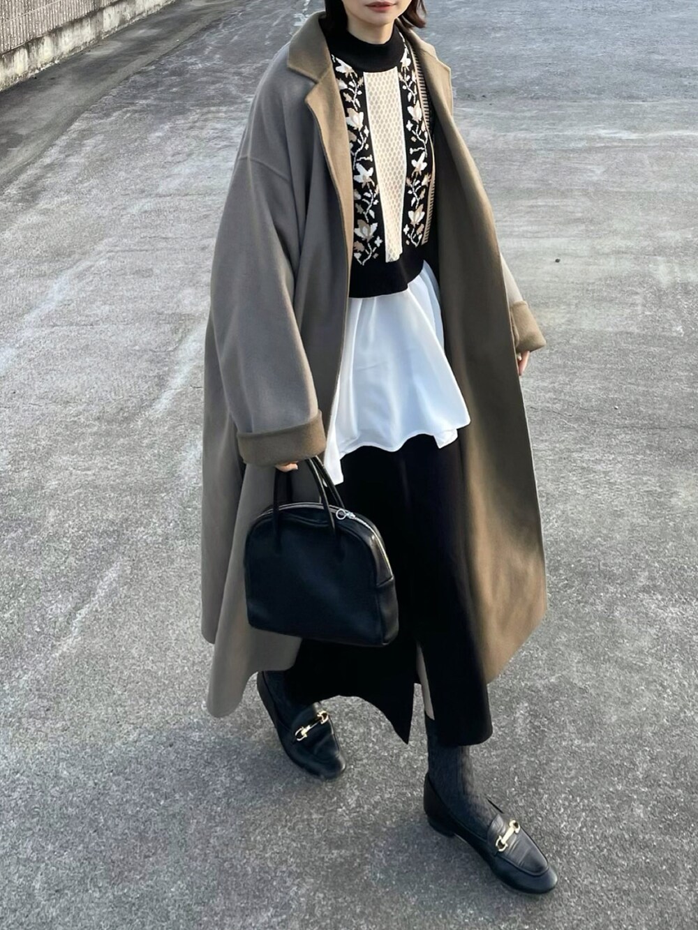 ブラック系のシャツ/ブラウス、グリーン系のチェスターコートを着用したレディースの冬コーディネートの4枚目の写真