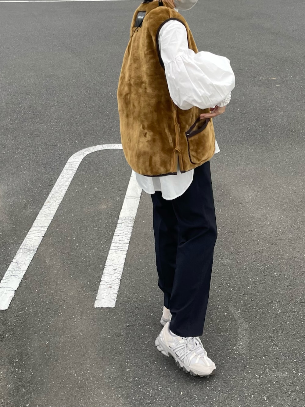 ブラウン系のその他アウター、ブルー系のスラックス、グレー系のスニーカーを着用したレディースの秋コーディネートの2枚目の写真