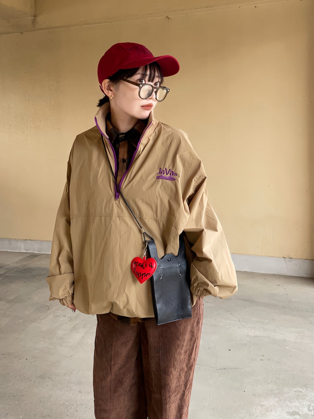 ベージュ系のブルゾン、イエロー系のスニーカーを着用したレディースの秋コーディネートの3枚目の写真