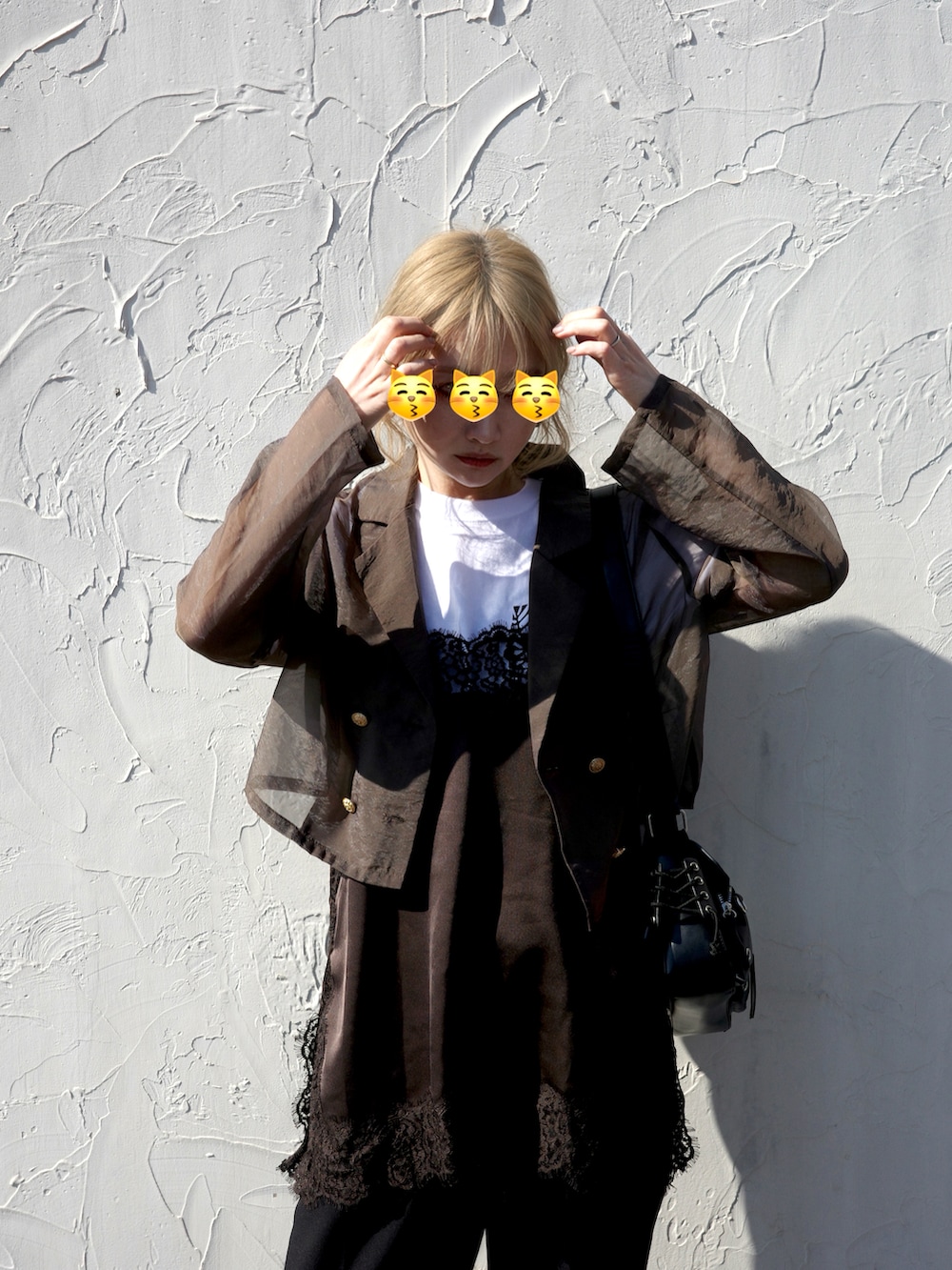 グリーン系のテーラードジャケット、ブラック系のスニーカーを着用したレディースの冬コーディネートの2枚目の写真