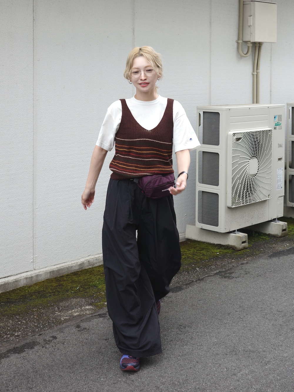 ホワイト系のTシャツ/カットソー、パープル系のスニーカー、パープル系のバッグを着用したレディースの夏コーディネートの2枚目の写真