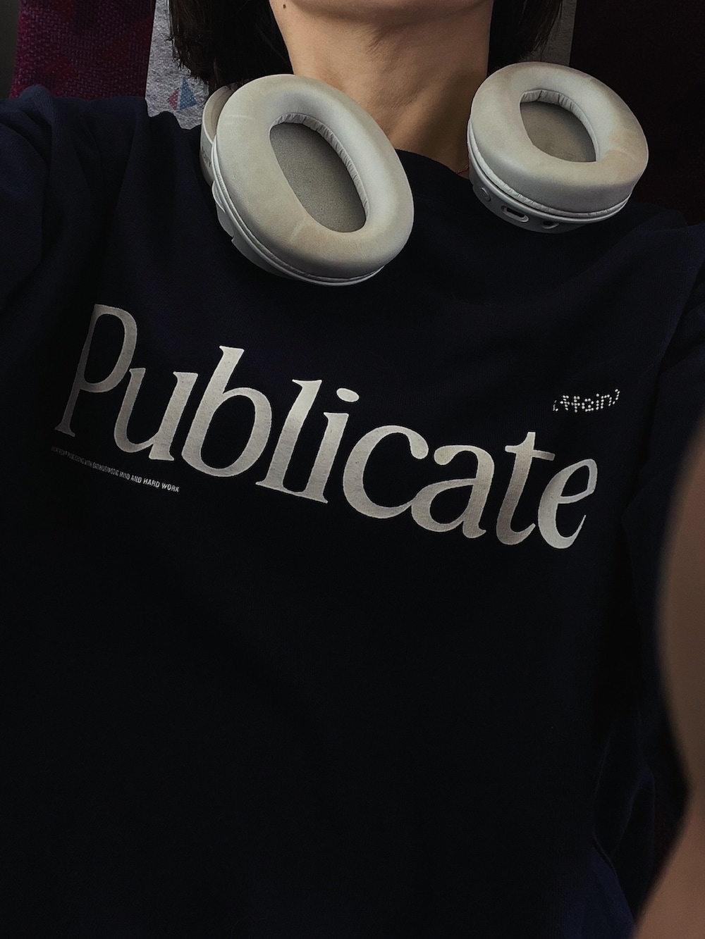 ブルー系のTシャツ/カットソー、その他のスラックスを着用したレディースの夏コーディネートの3枚目の写真