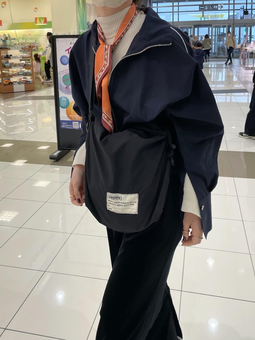 ブルー系のシャツ/ブラウス、ブラック系のショルダーバッグ、ベージュ系のスニーカーを着用したレディースの冬コーディネートの4枚目の写真