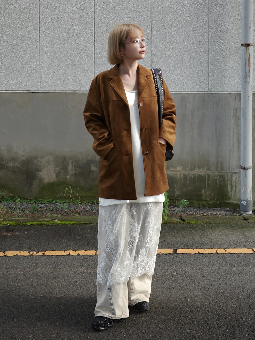 ホワイト系のワンピース、イエロー系のテーラードジャケットを着用したレディースの秋コーディネートの2枚目の写真