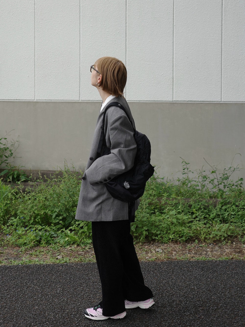 グレー系のその他パンツ、グレー系のノーカラージャケット、ピンク系のシューズを着用したレディースの秋コーディネートの3枚目の写真