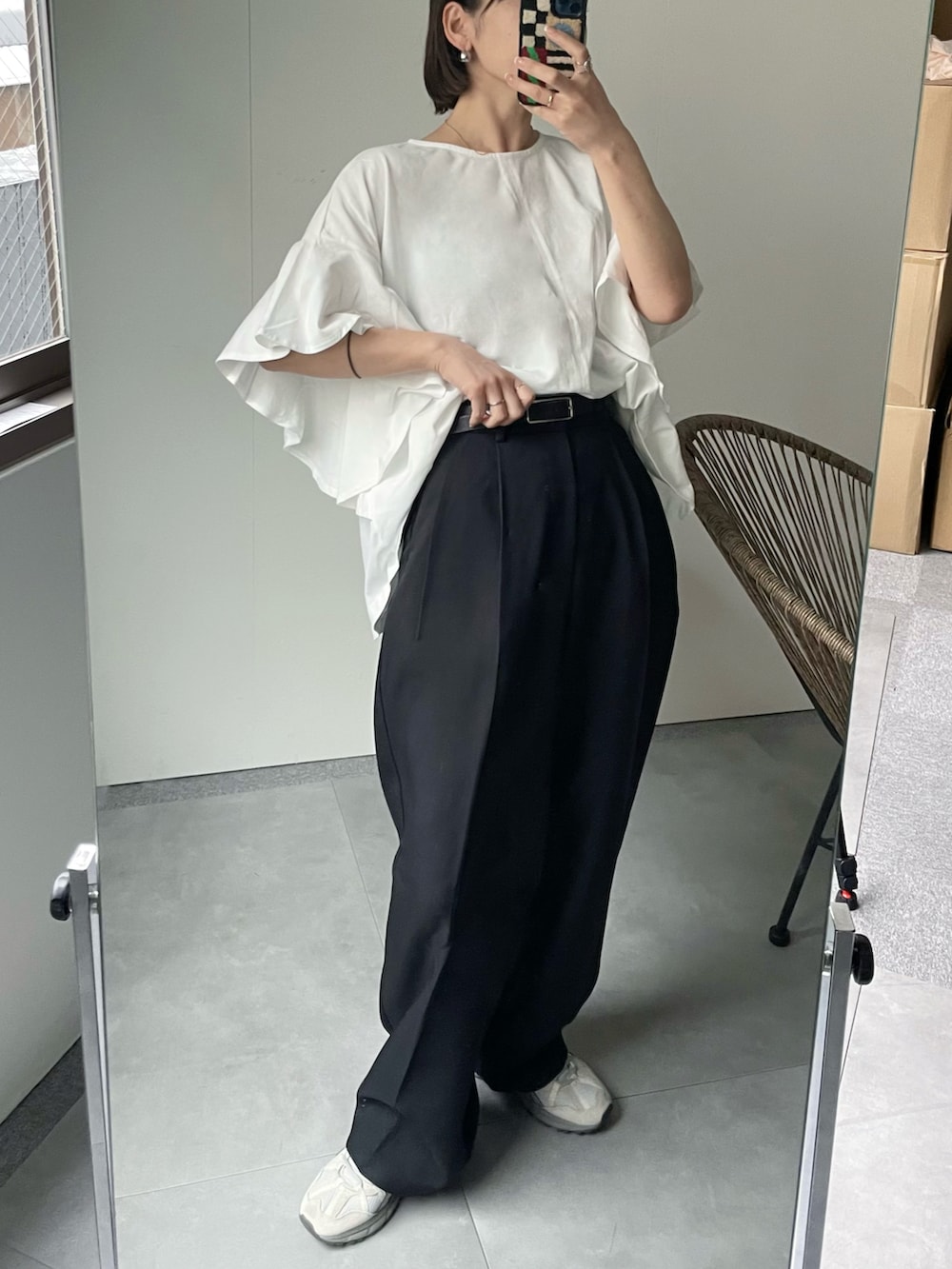 「シンプルコーデ、オトナ女子、夏、きれいめカジュアル、春カラー、オトナカワイイ、シンプルスタイル」｜「OPAQUE.CLIPのフリルフレアトップス【洗濯機洗い可】（Tシャツ/カットソー、ホワイト系）」を使った、𝙔𝙐𝙆𝙄さん（レディース・162cm）の春コーディネートの2枚目の写真