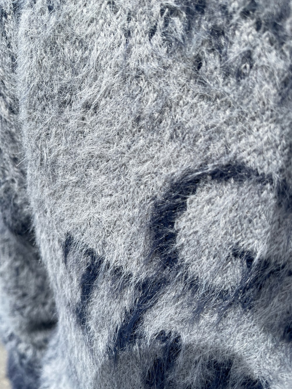 ブルー系のニット/セーター、グリーン系のデニムパンツ、ベージュ系のスニーカーを着用したレディースの秋コーディネートの5枚目の写真