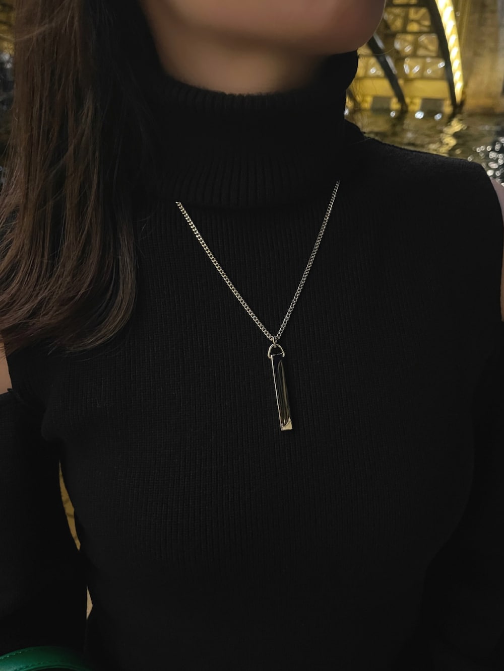 ブラック系のブーツ、ブラック系のワンピースを着用したレディースの冬コーディネートの3枚目の写真