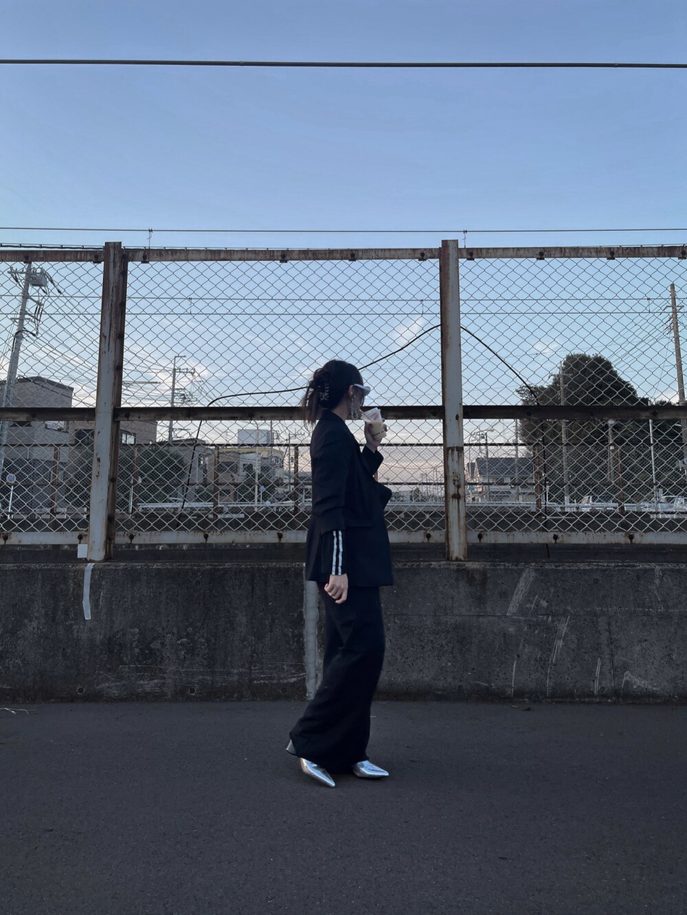 ブラック系のスウェットパンツ、シルバー系のブーツ、シルバー系のチューブトップを着用したレディースの秋コーディネートの3枚目の写真