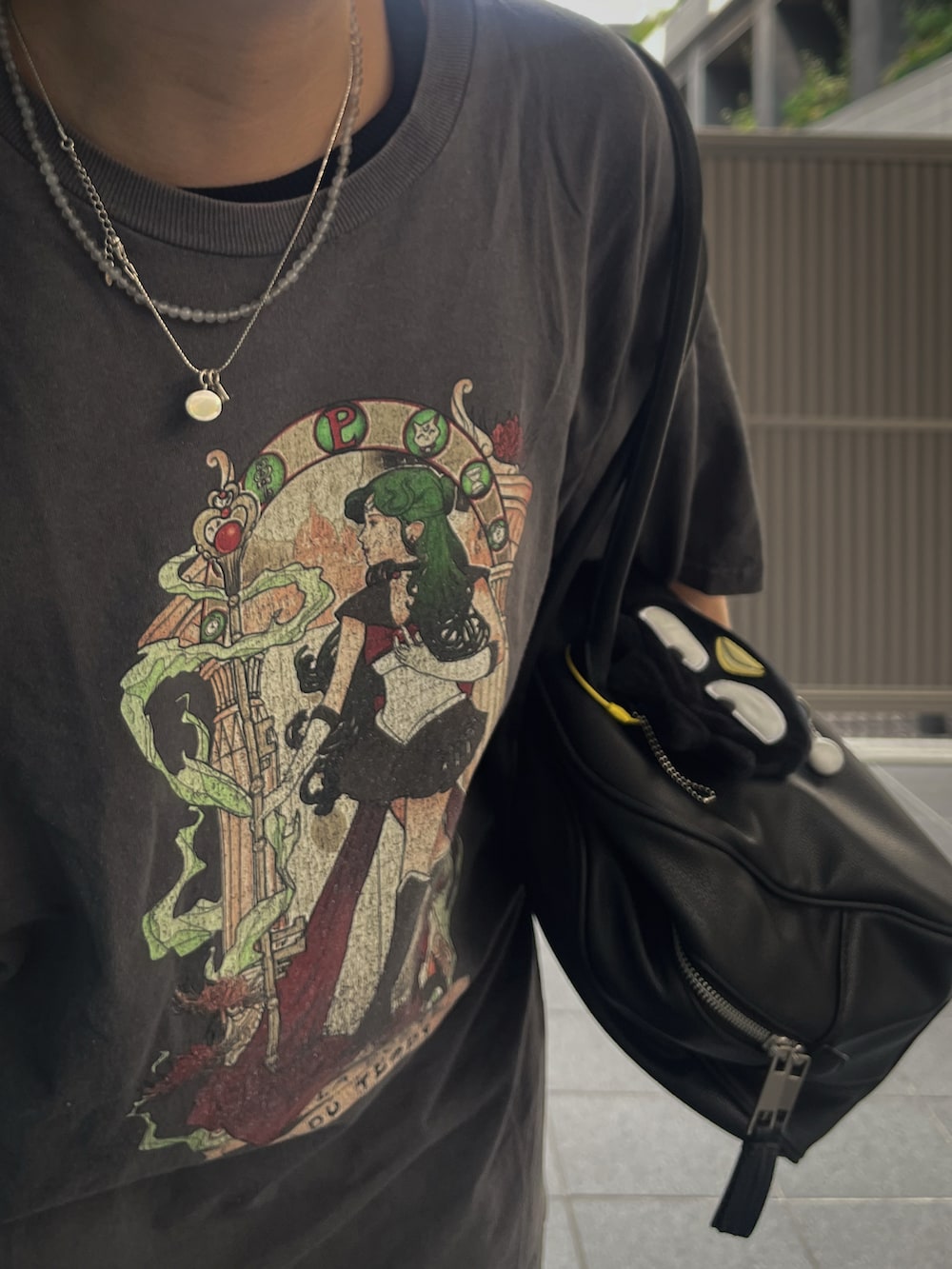 ブラック系のスカート、ブラック系のバレエシューズを着用したレディースの夏コーディネートの3枚目の写真