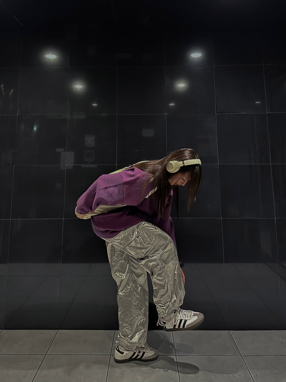 シルバー系のカーゴパンツ、パープル系のニット/セーター、ホワイト系のスニーカーを着用したレディースの秋コーディネートの3枚目の写真