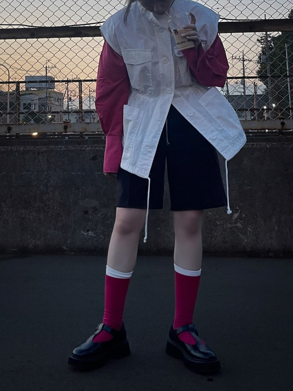 ピンク系のシャツ/ブラウス、ブラック系のローファー、ピンク系のソックス/靴下を着用したレディースの秋コーディネートの3枚目の写真