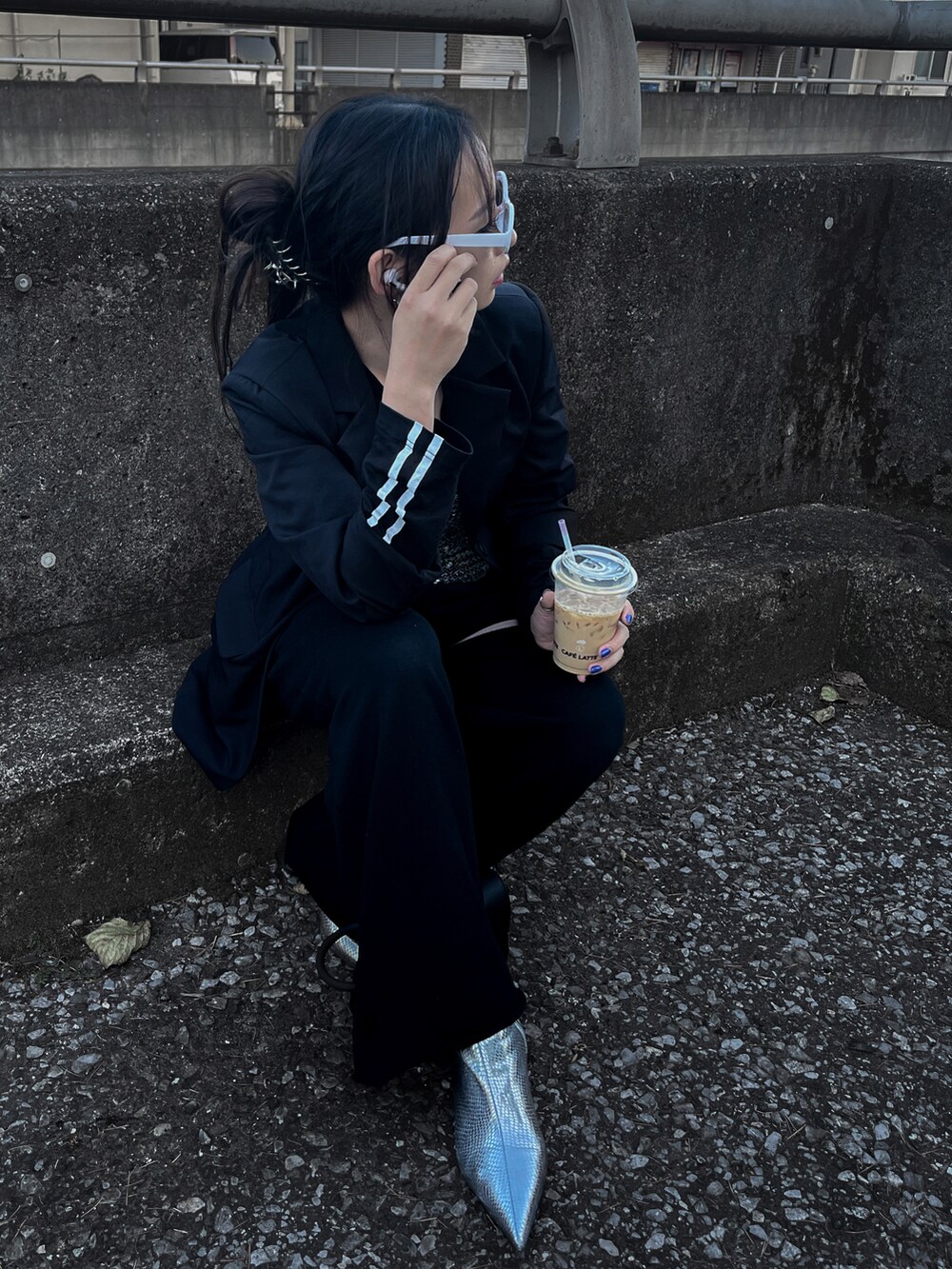 ブラック系のスウェットパンツ、シルバー系のブーツ、シルバー系のチューブトップを着用したレディースの秋コーディネートの5枚目の写真