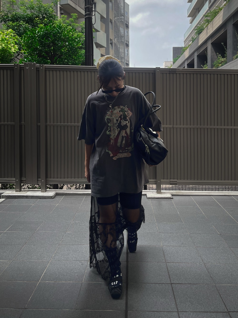 ブラック系のスカート、ブラック系のバレエシューズを着用したレディースの夏コーディネートの2枚目の写真