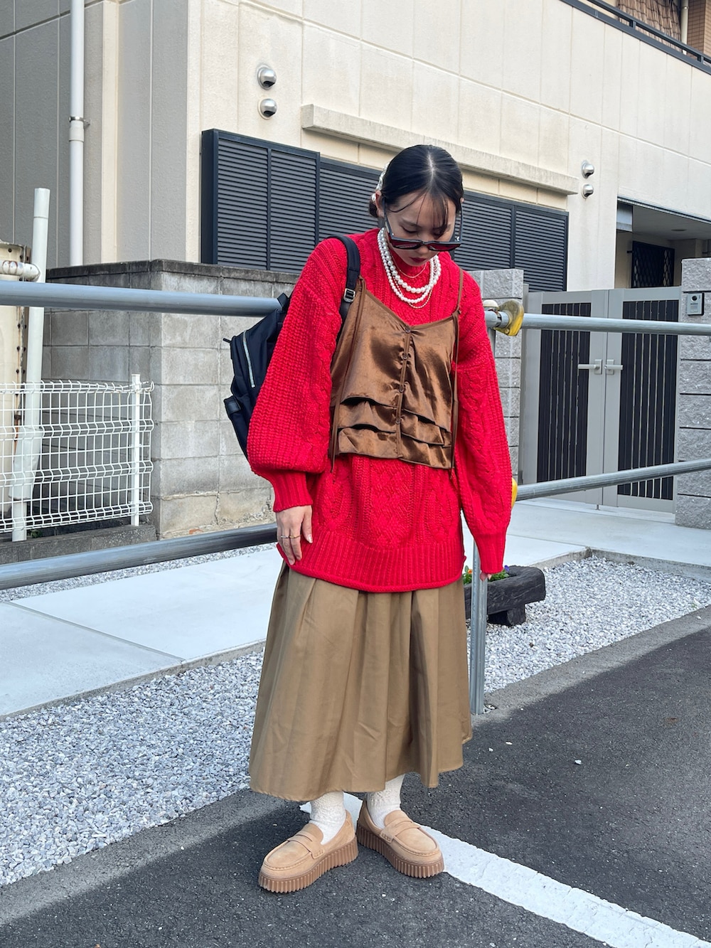 ブラック系のキャミソール、ブラック系のバックパック/リュック、ベージュ系のローファーを着用したレディースの秋コーディネートの3枚目の写真