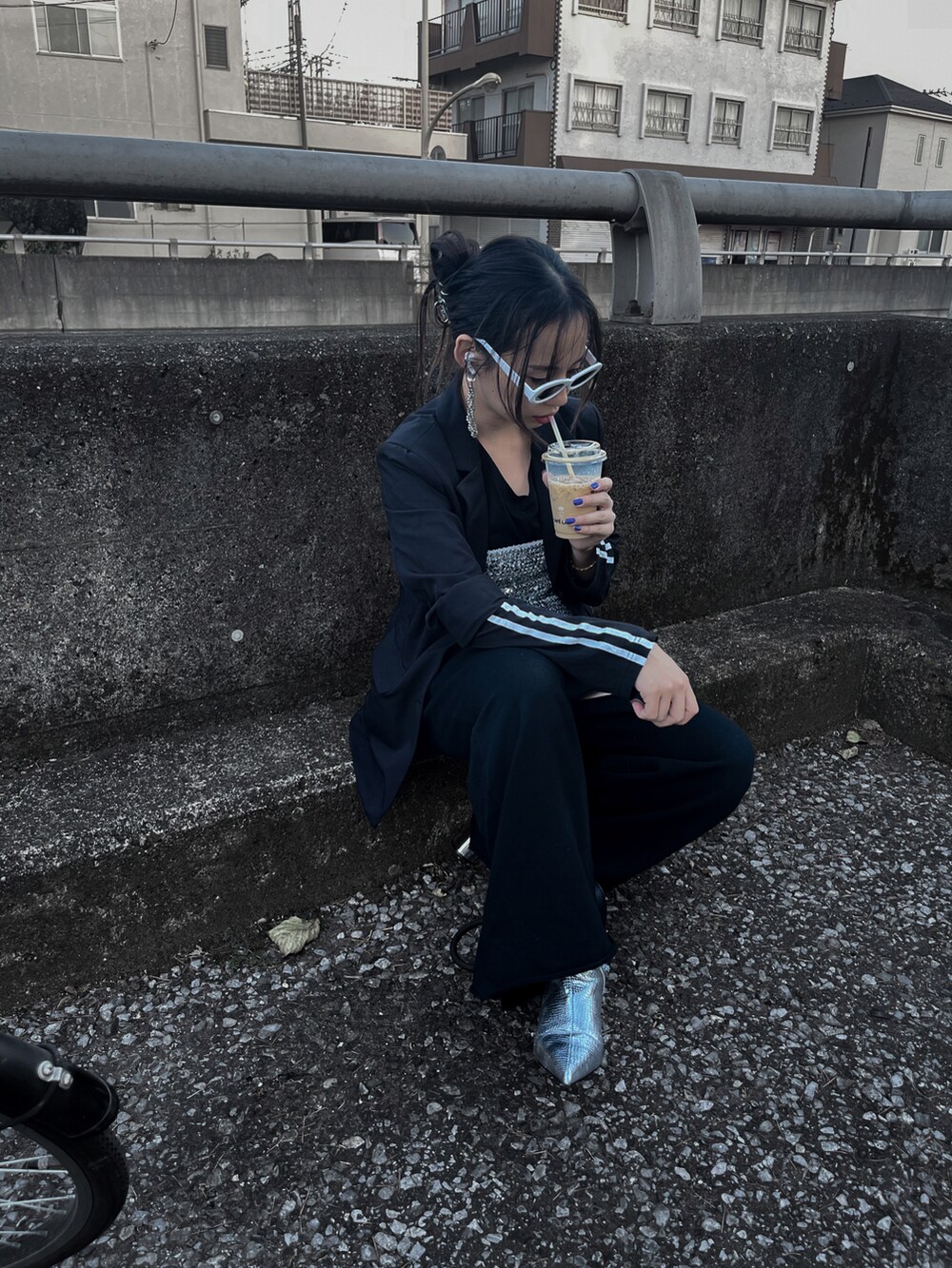 ブラック系のスウェットパンツ、シルバー系のブーツ、シルバー系のチューブトップを着用したレディースの秋コーディネートの2枚目の写真