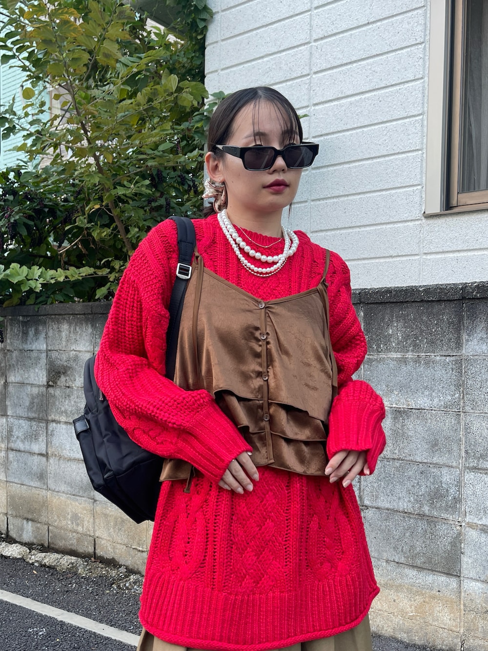 ブラック系のキャミソール、ブラック系のバックパック/リュック、ベージュ系のローファーを着用したレディースの秋コーディネートの2枚目の写真