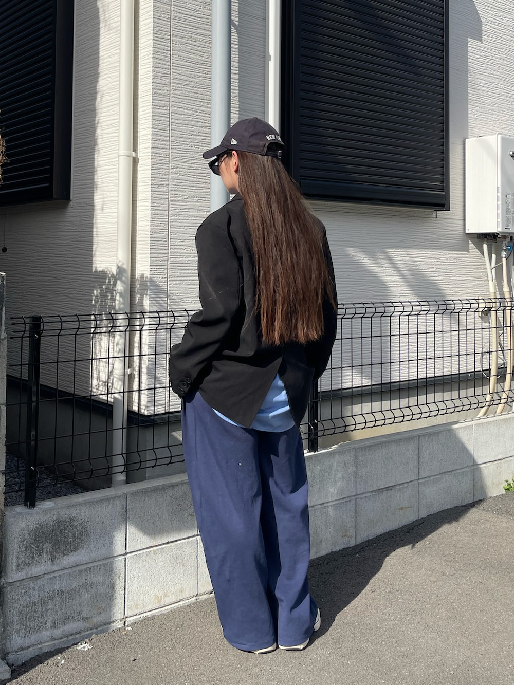 ブルー系のシャツ/ブラウス、ブルー系のスウェットパンツ、ベージュ系のスニーカーを着用したレディースの春コーディネートの2枚目の写真