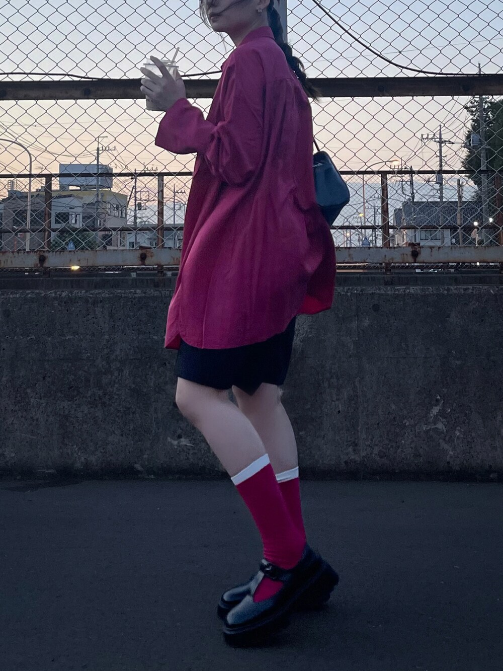 ピンク系のシャツ/ブラウス、ブラック系のローファー、ピンク系のソックス/靴下を着用したレディースの秋コーディネートの2枚目の写真