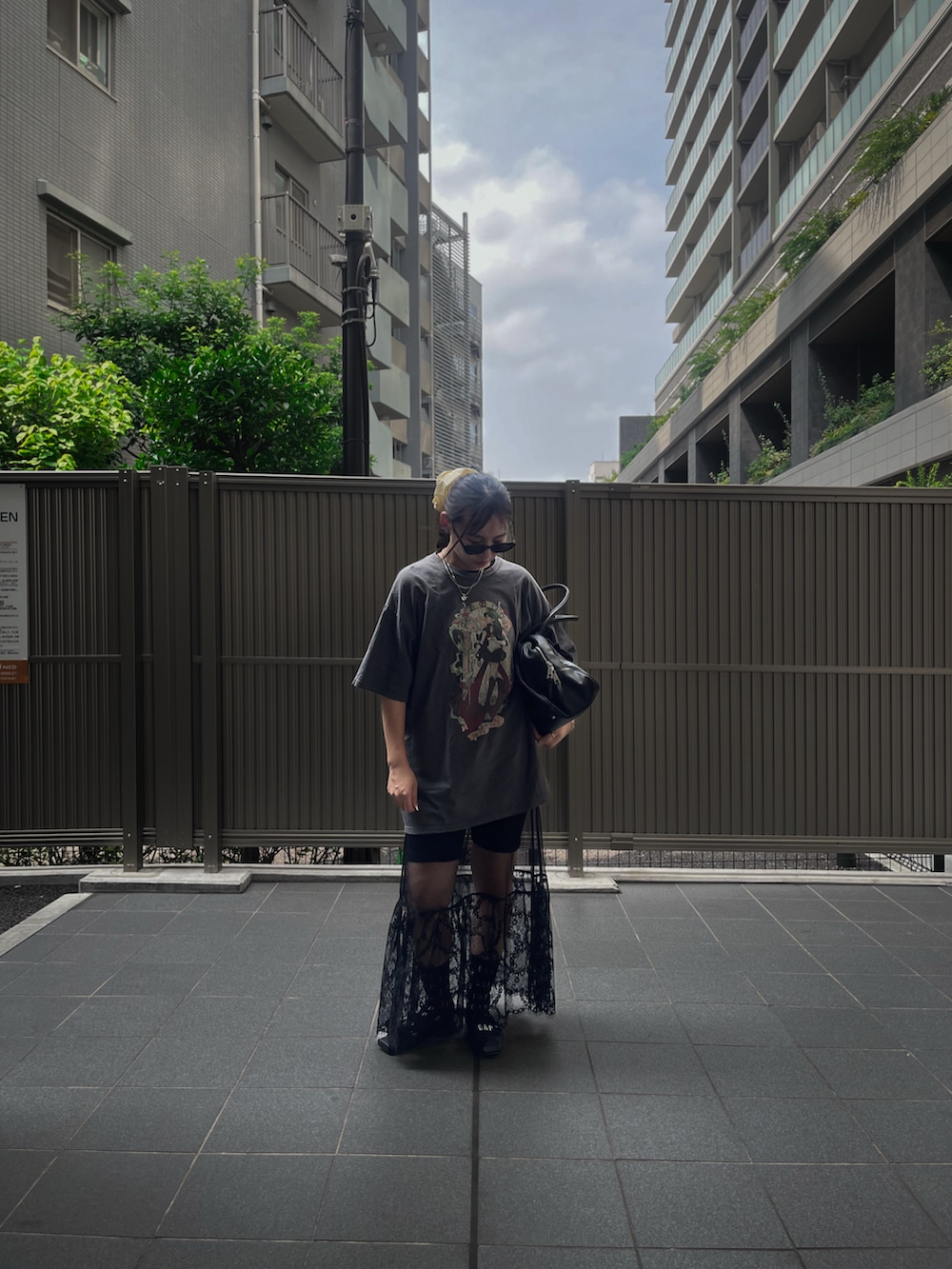 ブラック系のスカート、ブラック系のバレエシューズを着用したレディースの夏コーディネートの5枚目の写真