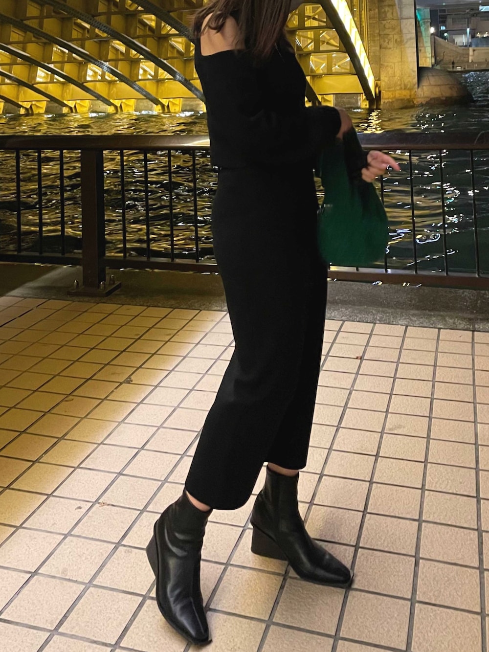 ブラック系のブーツ、ブラック系のワンピースを着用したレディースの冬コーディネートの2枚目の写真