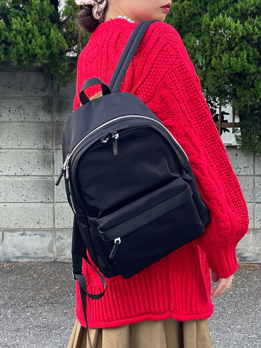 ブラック系のキャミソール、ブラック系のバックパック/リュック、ベージュ系のローファーを着用したレディースの秋コーディネートの4枚目の写真