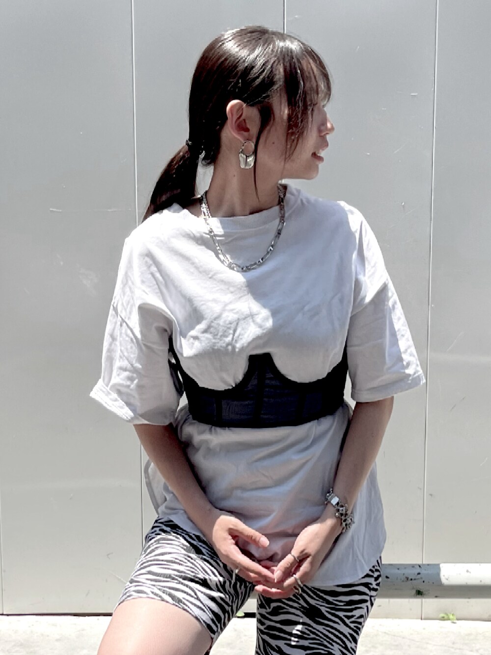 ブラック系のサンダル、その他のパンツ、ホワイト系のTシャツ/カットソーを着用したレディースの夏コーディネートの2枚目の写真