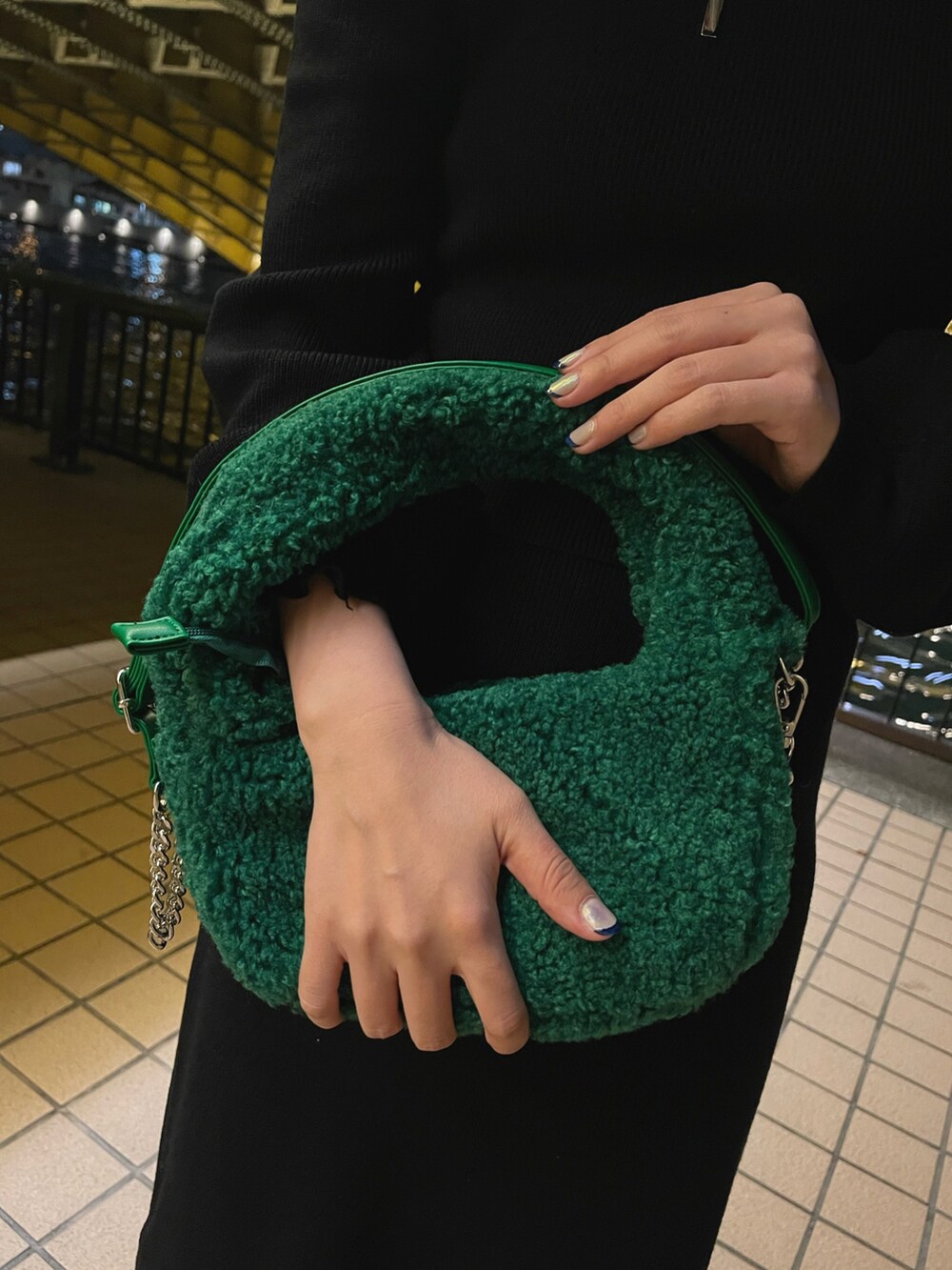 ブラック系のブーツ、ブラック系のワンピースを着用したレディースの冬コーディネートの4枚目の写真