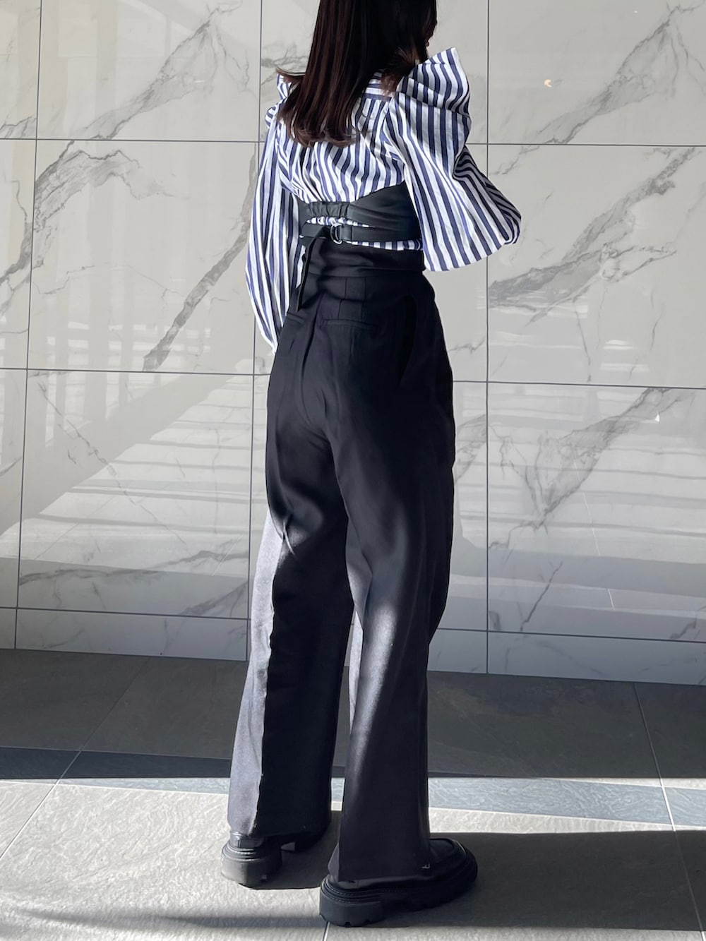 ブルー系のシャツ/ブラウス、ブラック系のその他トップス、ブラック系のその他パンツを着用したレディースの秋コーディネートの2枚目の写真