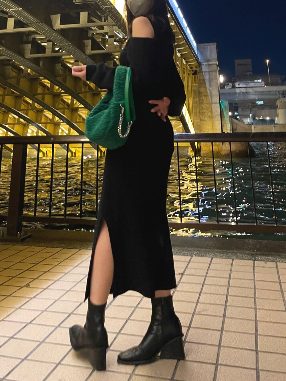 ブラック系のブーツ、ブラック系のワンピースを着用したレディースの冬コーディネートの5枚目の写真
