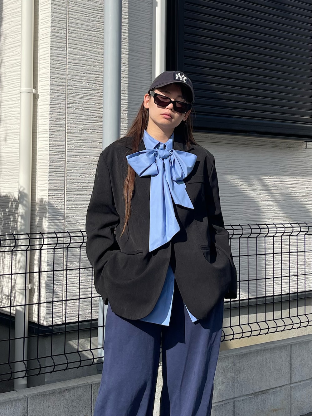 ブルー系のシャツ/ブラウス、ブルー系のスウェットパンツ、ベージュ系のスニーカーを着用したレディースの春コーディネートの5枚目の写真