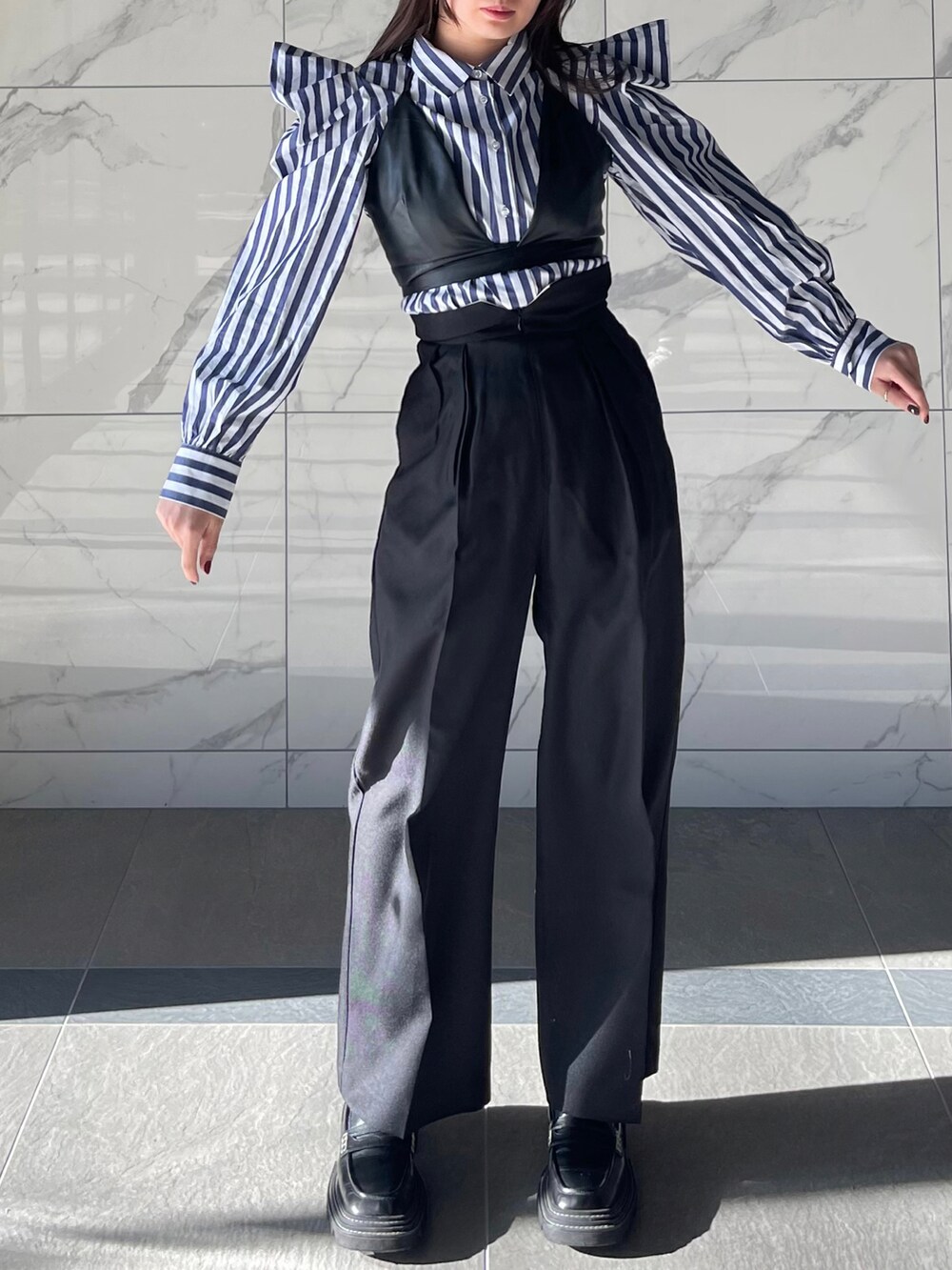 ブルー系のシャツ/ブラウス、ブラック系のその他トップス、ブラック系のその他パンツを着用したレディースの秋コーディネートの4枚目の写真