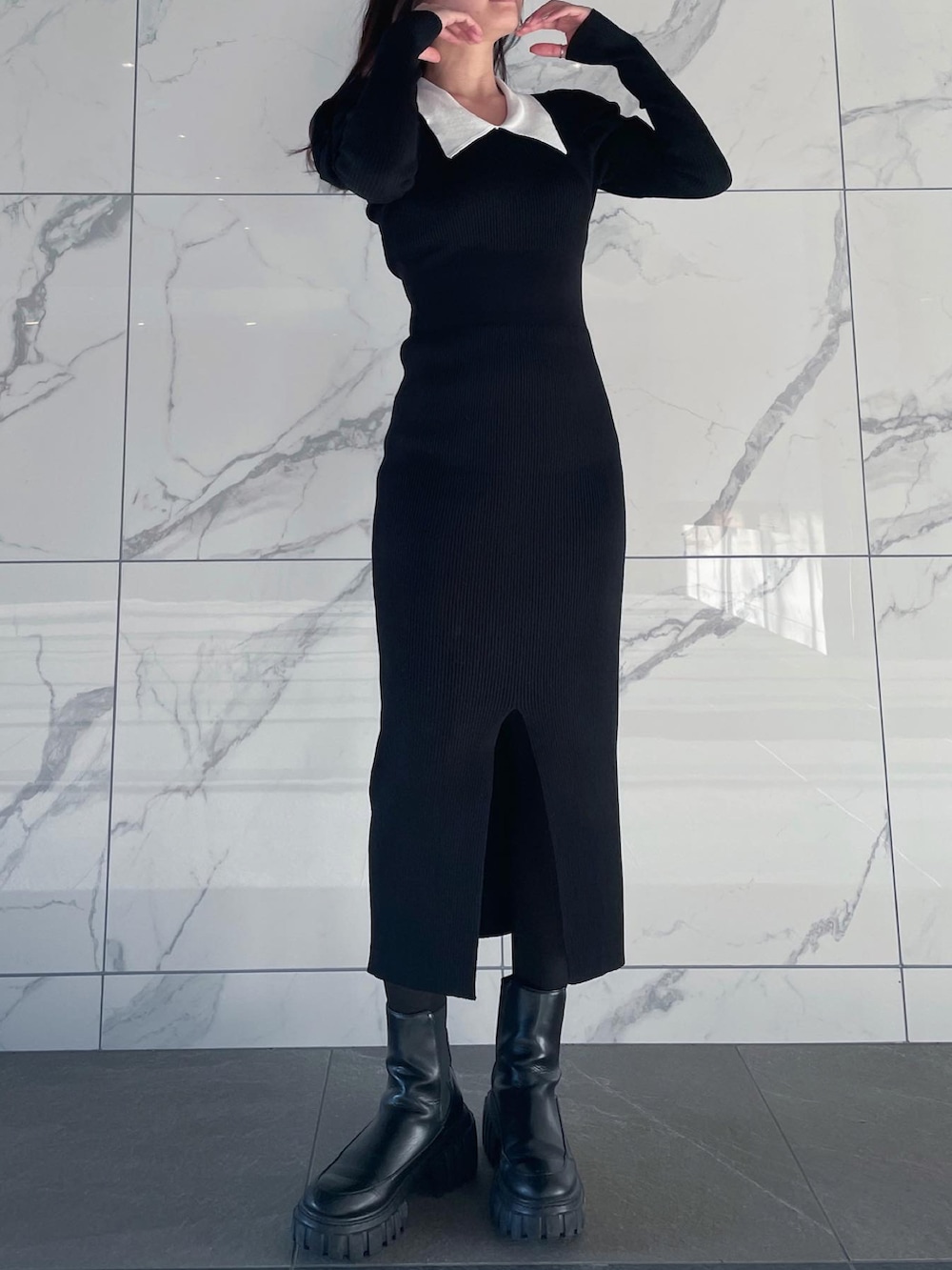 ブラック系のワンピース、ブラック系のブーツを着用したレディースの秋コーディネートの5枚目の写真