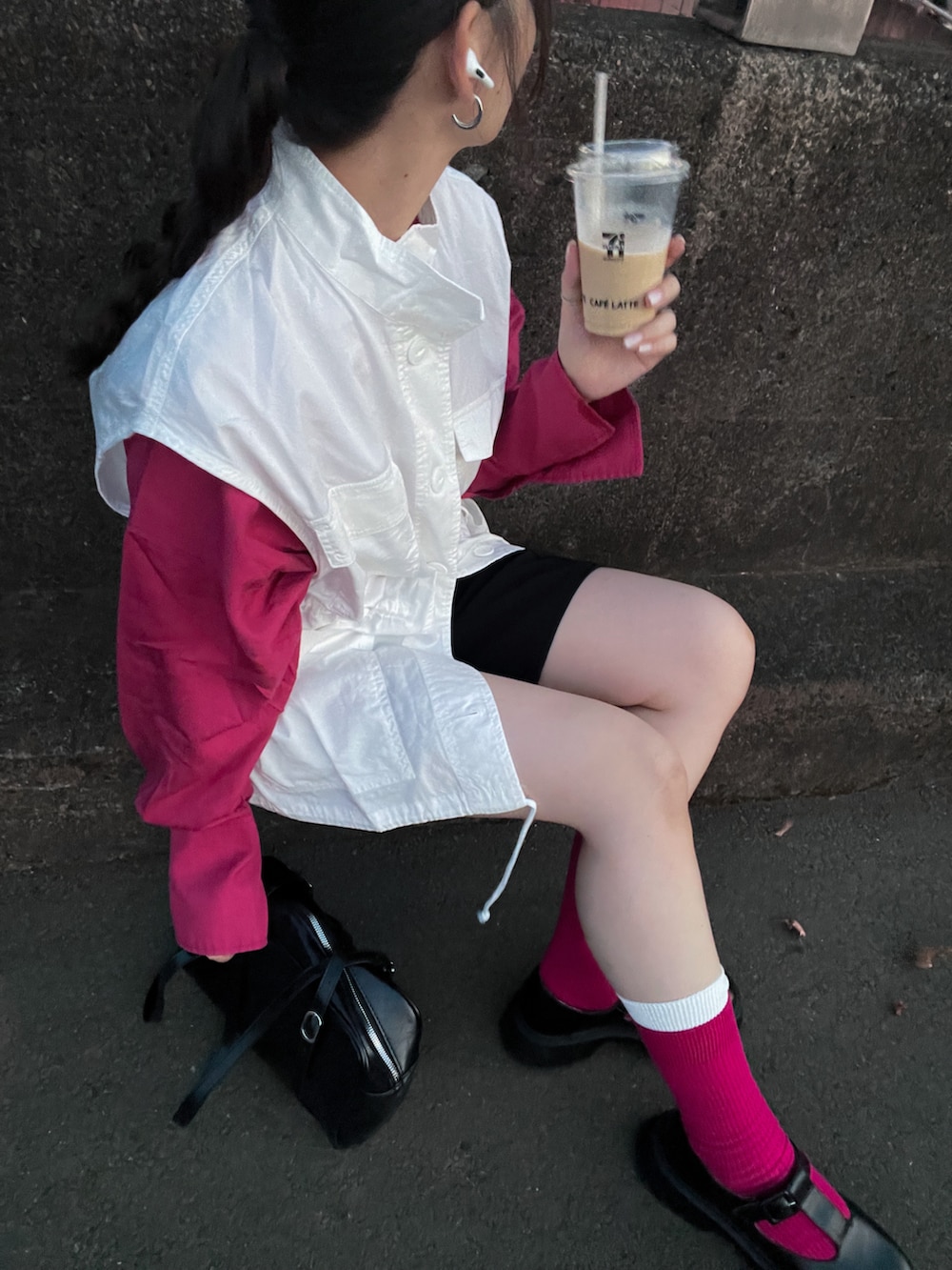 ピンク系のシャツ/ブラウス、ブラック系のローファー、ピンク系のソックス/靴下を着用したレディースの秋コーディネートの4枚目の写真