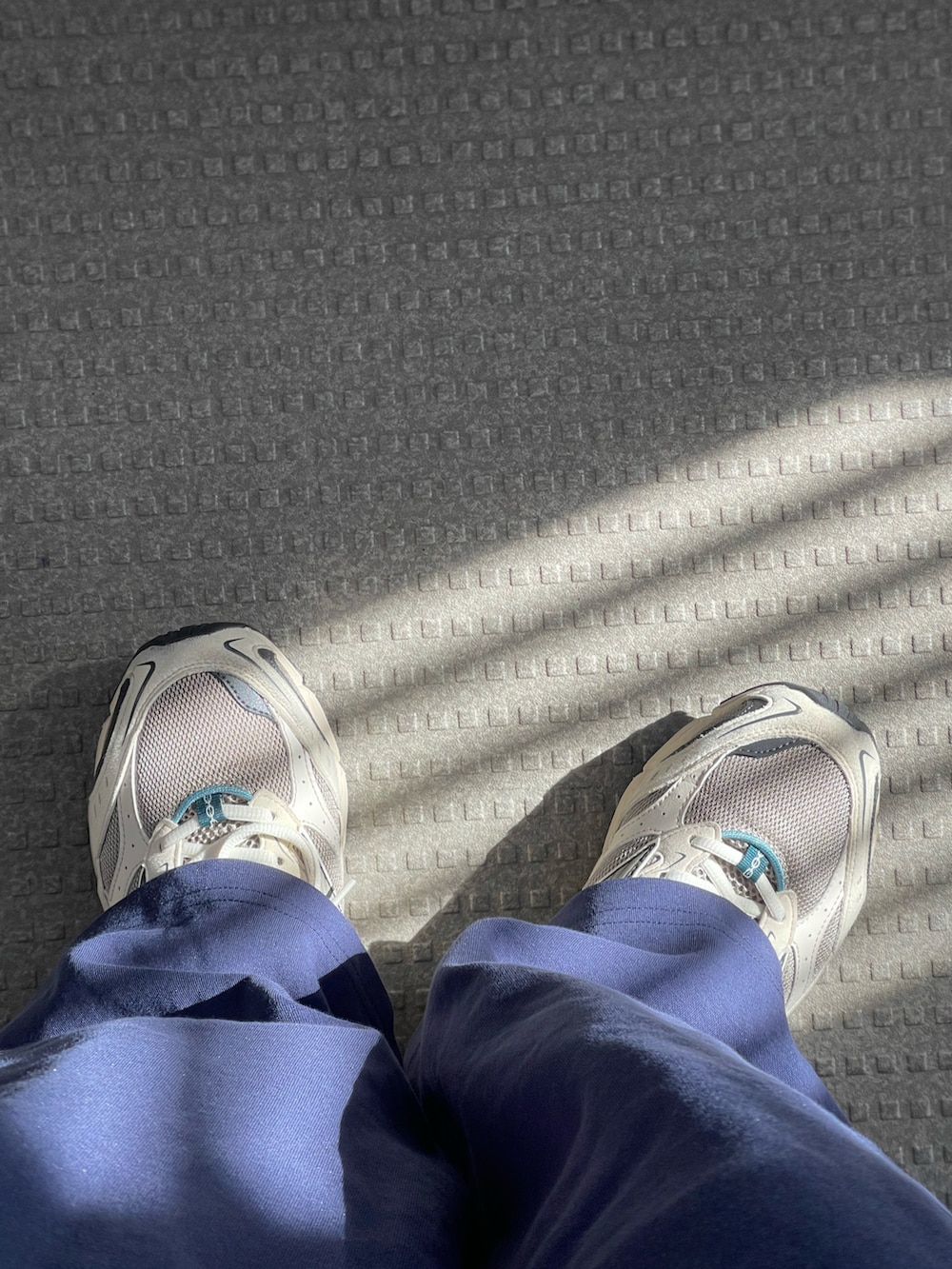 ブルー系のシャツ/ブラウス、ブルー系のスウェットパンツ、ベージュ系のスニーカーを着用したレディースの春コーディネートの3枚目の写真