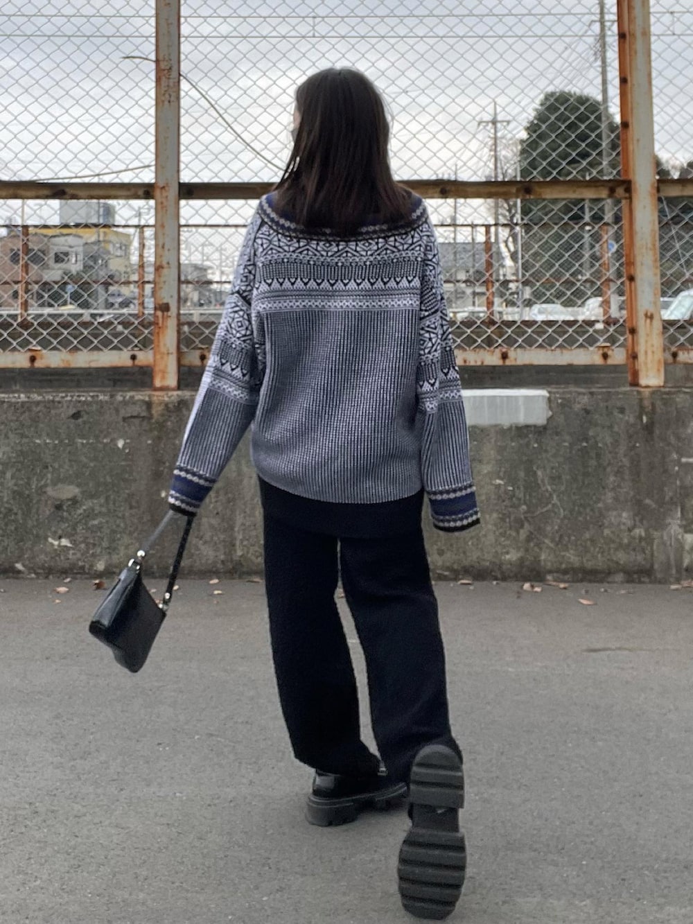 グレー系のカーディガン/ボレロ、ブラック系のショルダーバッグ、ブラック系のローファーを着用したレディースの冬コーディネートの3枚目の写真