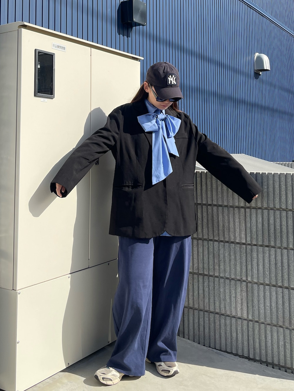 ブルー系のシャツ/ブラウス、ブルー系のスウェットパンツ、ベージュ系のスニーカーを着用したレディースの春コーディネートの4枚目の写真