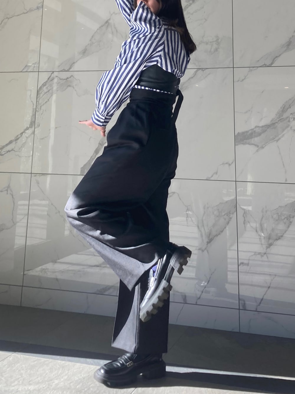 ブルー系のシャツ/ブラウス、ブラック系のその他トップス、ブラック系のその他パンツを着用したレディースの秋コーディネートの3枚目の写真