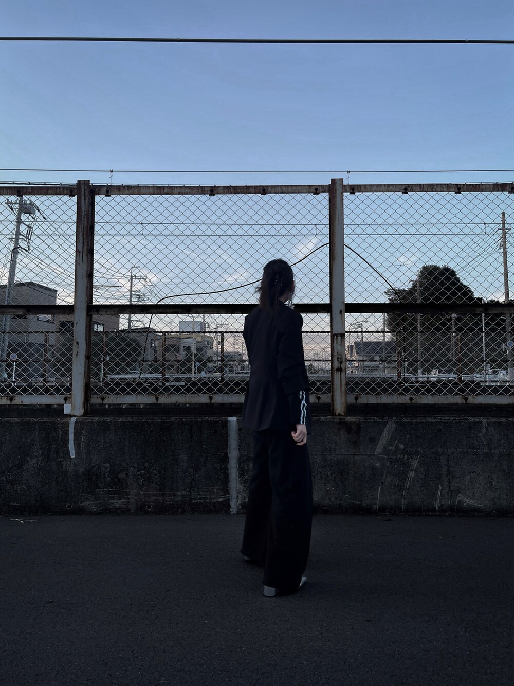 ブラック系のスウェットパンツ、シルバー系のブーツ、シルバー系のチューブトップを着用したレディースの秋コーディネートの4枚目の写真