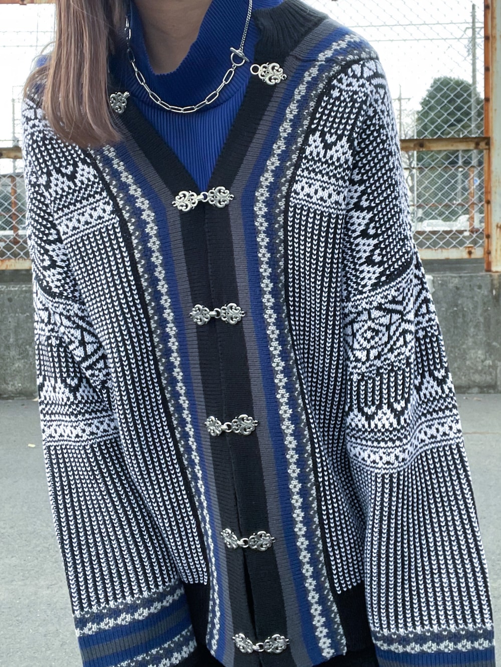 グレー系のカーディガン/ボレロ、ブラック系のショルダーバッグ、ブラック系のローファーを着用したレディースの冬コーディネートの4枚目の写真