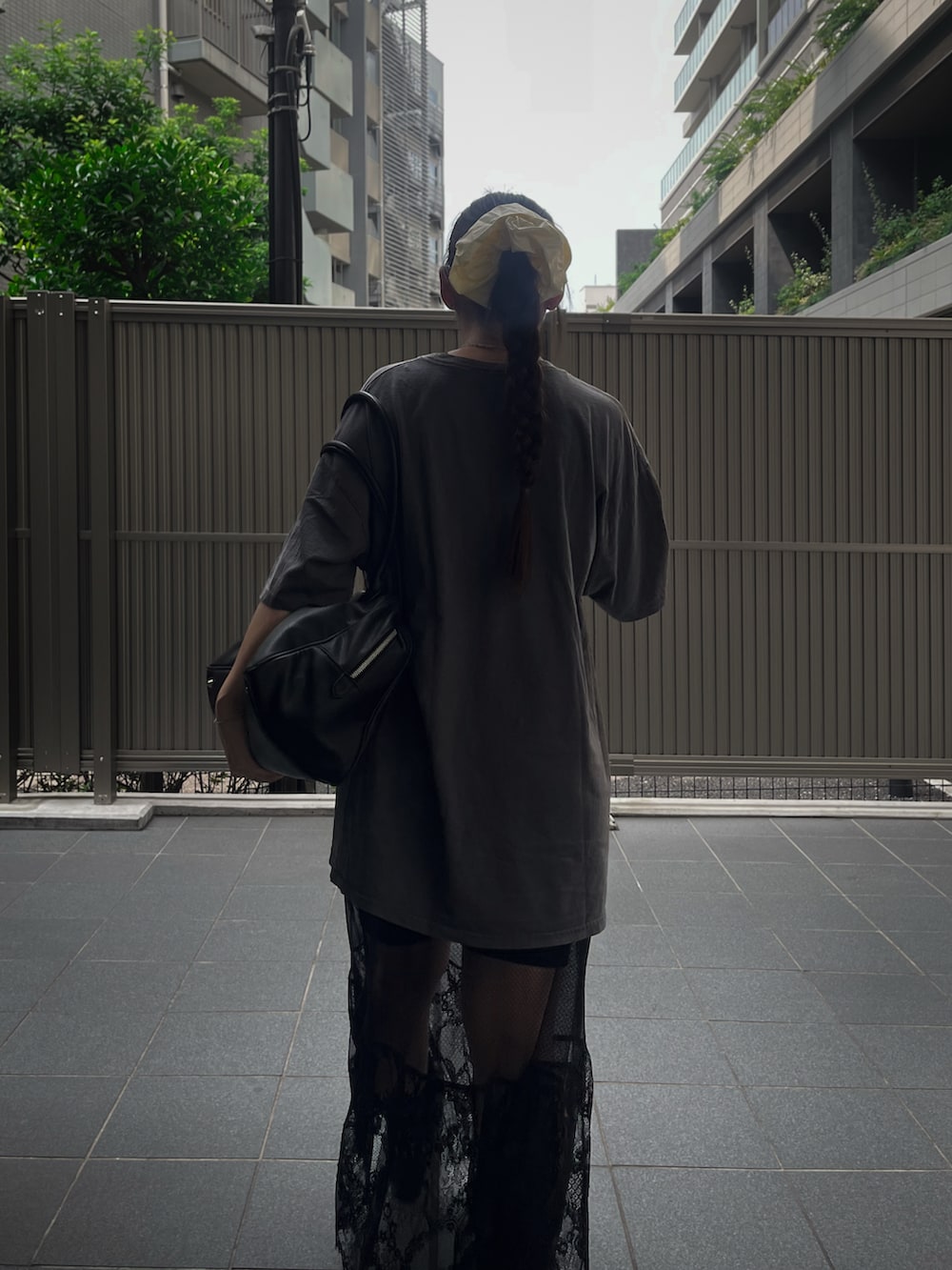 ブラック系のスカート、ブラック系のバレエシューズを着用したレディースの夏コーディネートの4枚目の写真