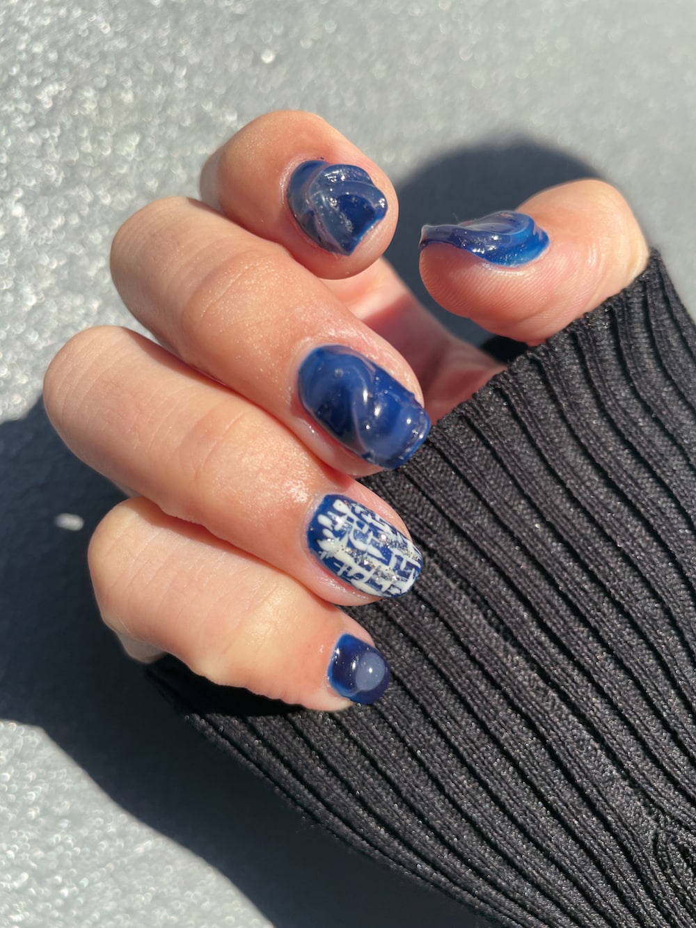 ブラック系のワンピース、ブラック系のブーツを着用したレディースの秋コーディネートの4枚目の写真