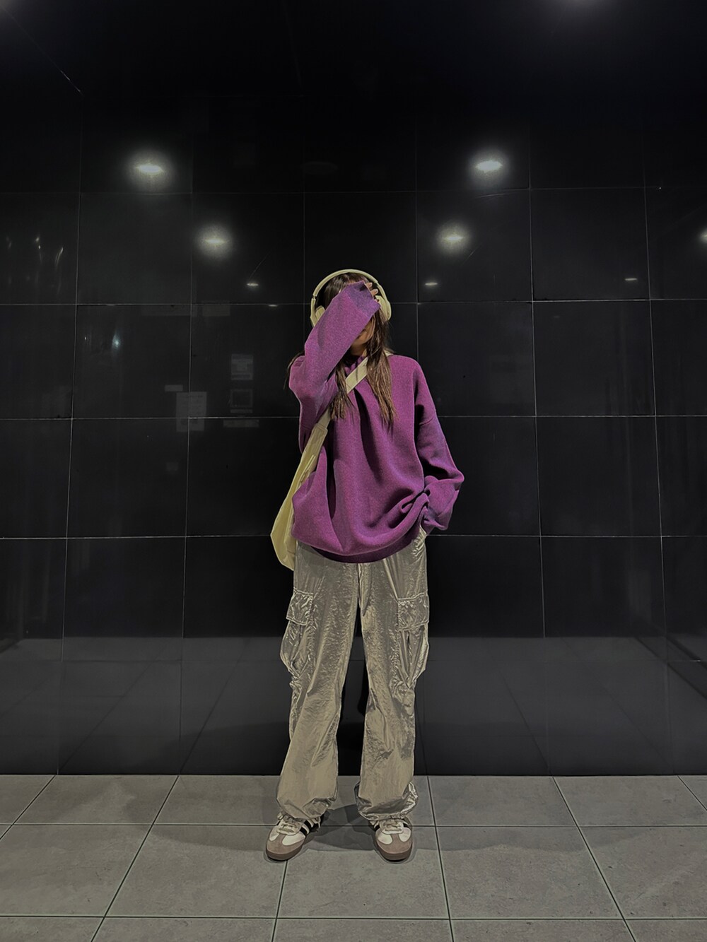 シルバー系のカーゴパンツ、パープル系のニット/セーター、ホワイト系のスニーカーを着用したレディースの秋コーディネートの4枚目の写真