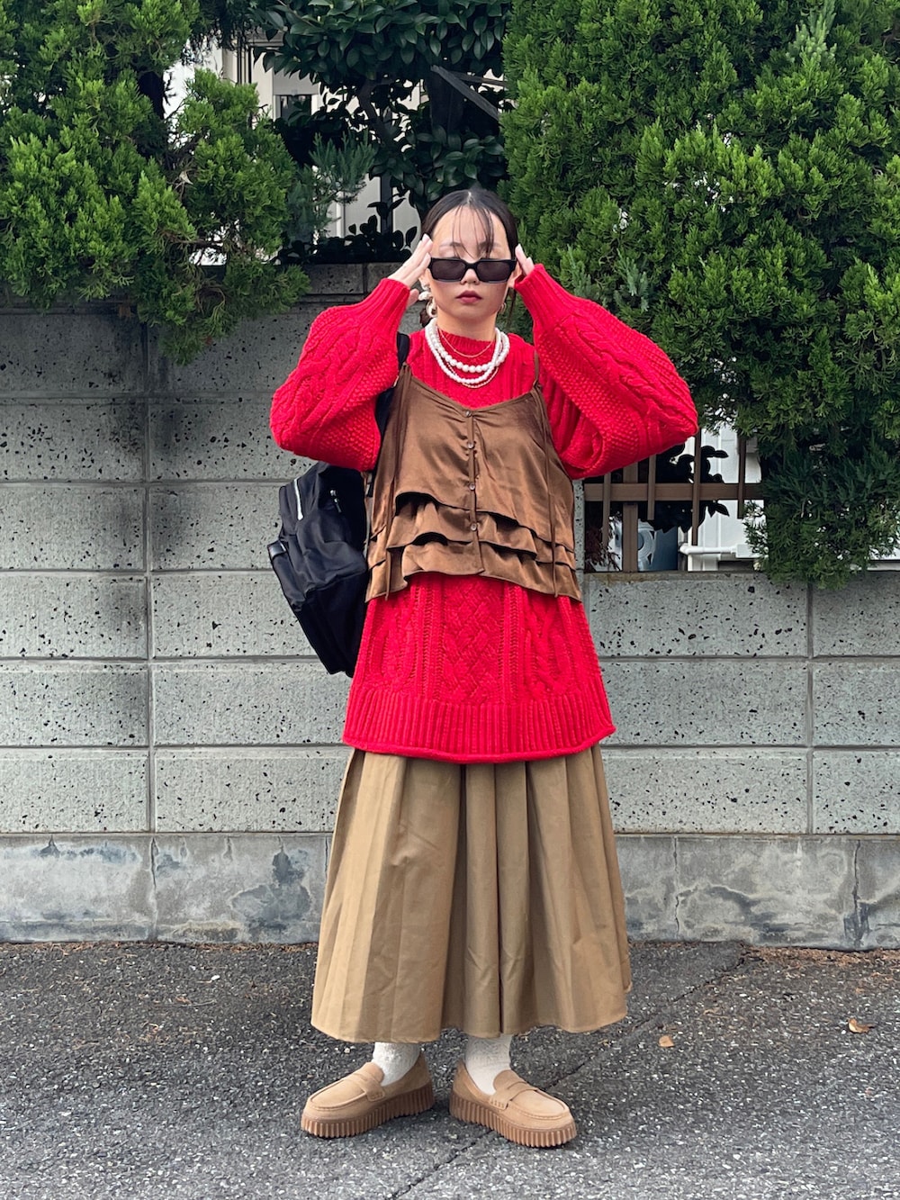 ブラック系のキャミソール、ブラック系のバックパック/リュック、ベージュ系のローファーを着用したレディースの秋コーディネートの5枚目の写真