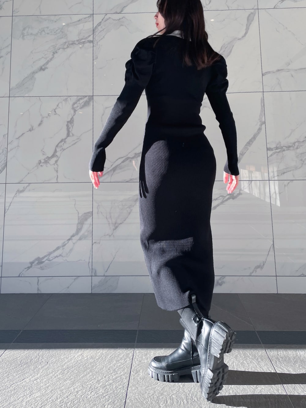 ブラック系のワンピース、ブラック系のブーツを着用したレディースの秋コーディネートの2枚目の写真