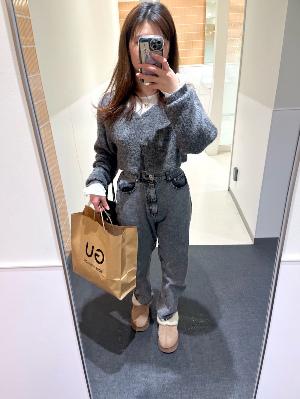 ホワイト系のTシャツ/カットソー、グレー系のカーディガン/ボレロ、ブラック系のデニムパンツを着用したレディースの冬コーディネートの2枚目の写真