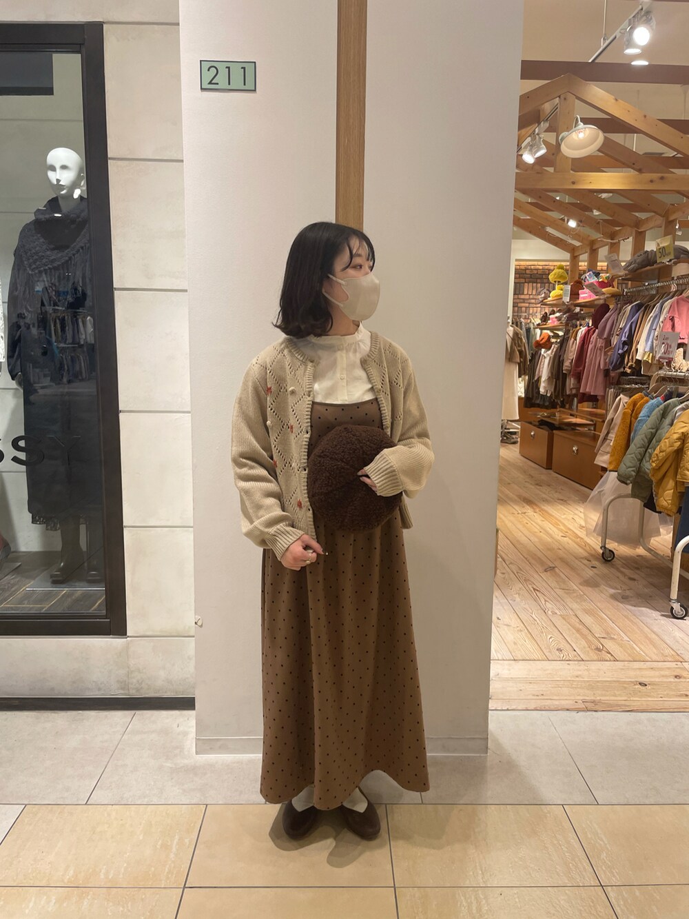 ホワイト系のシャツ/ブラウス、ベージュ系のカーディガン/ボレロ、ブラウン系のワンピースを着用したレディースの秋コーディネートの5枚目の写真