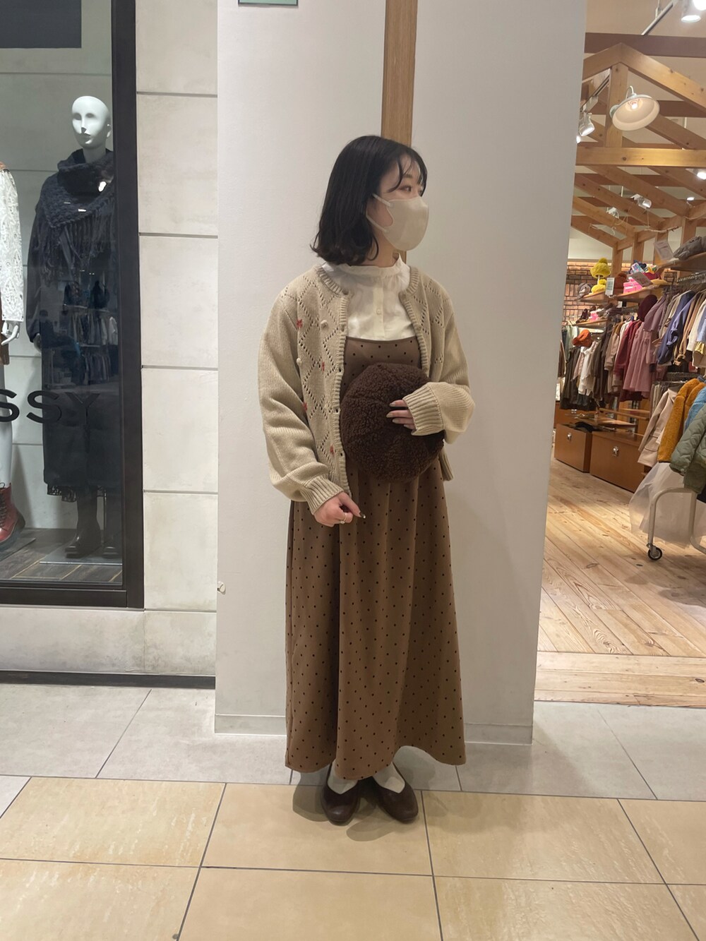 ホワイト系のシャツ/ブラウス、ベージュ系のカーディガン/ボレロ、ブラウン系のワンピースを着用したレディースの秋コーディネートの4枚目の写真